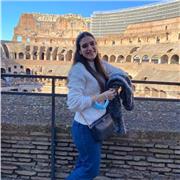 Sono Giulia e sono un’insegnante di latino e greco. Sono laureata in lettere moderne con specializzazione in filologia moderna